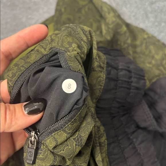 OG Lululemon low rise hotty Hot shorts - Picture 4 of 4